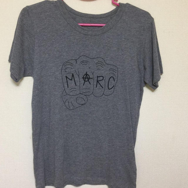 MARC BY MARC JACOBS(マークバイマークジェイコブス)のマークジェイコブス グレーげんこつT レディースのトップス(Tシャツ(半袖/袖なし))の商品写真