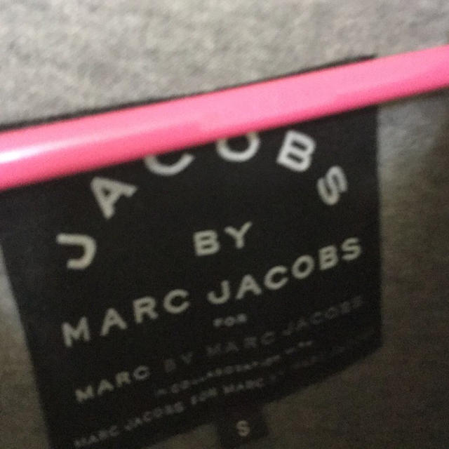 MARC BY MARC JACOBS(マークバイマークジェイコブス)のマークジェイコブス グレーげんこつT レディースのトップス(Tシャツ(半袖/袖なし))の商品写真