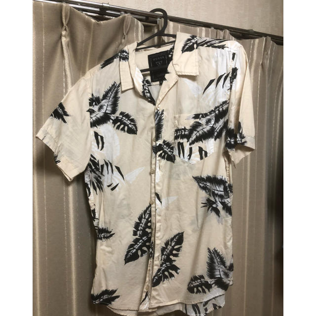 GUESS(ゲス)のGUESS シャツ xs メンズのトップス(Tシャツ/カットソー(半袖/袖なし))の商品写真