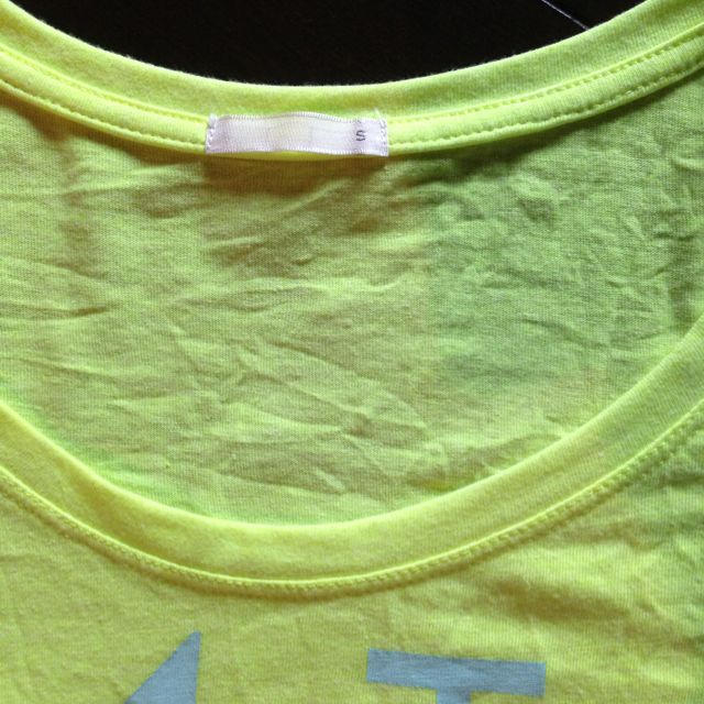 GU(ジーユー)の蛍光イエロー♥Tシャツ レディースのトップス(Tシャツ(半袖/袖なし))の商品写真
