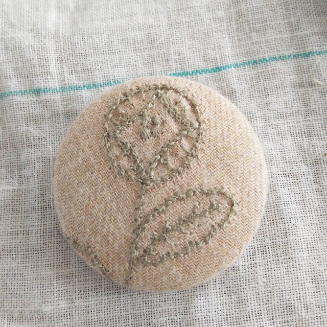 花刺繍ブローチ ハンドメイド くるみボタン ハンドメイドのアクセサリー(コサージュ/ブローチ)の商品写真