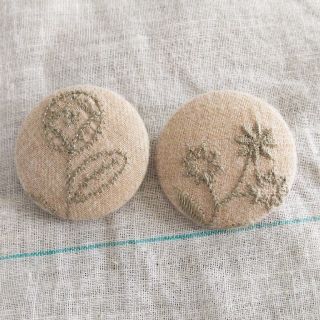 花刺繍ブローチ ハンドメイド くるみボタン(コサージュ/ブローチ)