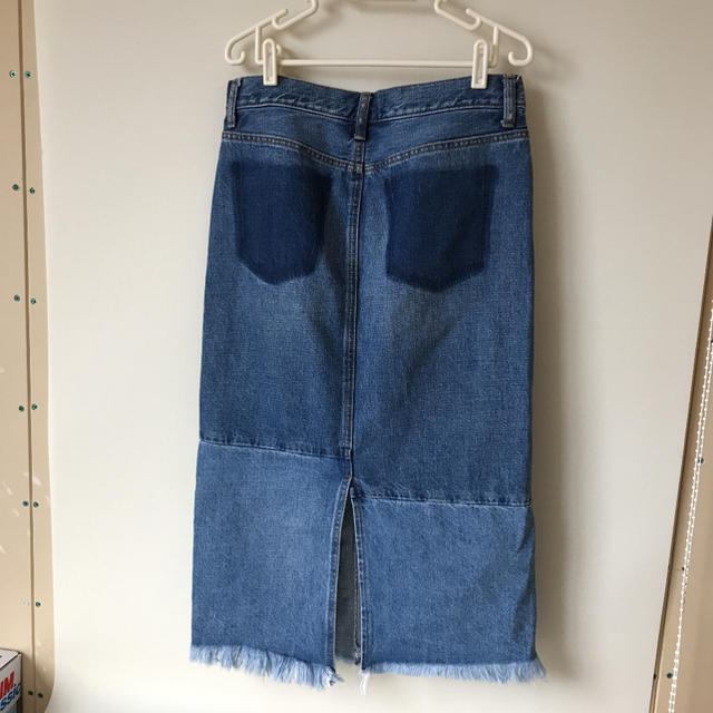 AZUL by moussy(アズールバイマウジー)のデニムタイトスカート レディースのスカート(ひざ丈スカート)の商品写真