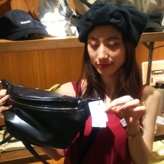 moussy(マウジー)のWAIST&SHOULDERバッグ※向かって右側に値札タグが必ず付属する正規品。 レディースのバッグ(ボディバッグ/ウエストポーチ)の商品写真