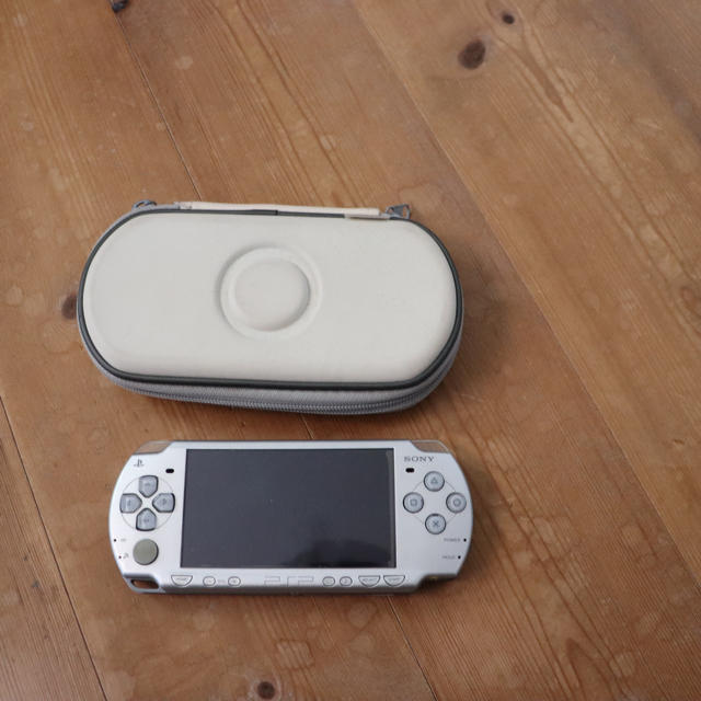 PlayStation Portable(プレイステーションポータブル)のPSP 2000 付属品なし エンタメ/ホビーのゲームソフト/ゲーム機本体(携帯用ゲーム機本体)の商品写真