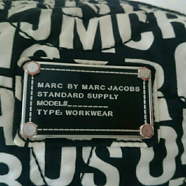 MARC BY MARC JACOBS(マークバイマークジェイコブス)のﾏｰｸ★定番ﾛｺﾞﾎﾟｰﾁ☆送込 レディースのファッション小物(ポーチ)の商品写真