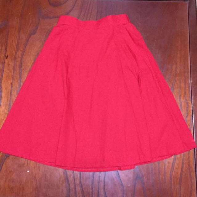 赤 ひざ丈フレアスカート レディースのスカート(ひざ丈スカート)の商品写真