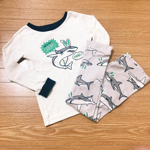 babyGAP(ベビーギャップ)のBabyGap サメ柄パジャマ 100 キッズ/ベビー/マタニティのキッズ服男の子用(90cm~)(パジャマ)の商品写真