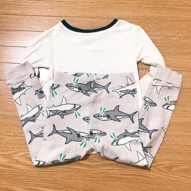 babyGAP(ベビーギャップ)のBabyGap サメ柄パジャマ 100 キッズ/ベビー/マタニティのキッズ服男の子用(90cm~)(パジャマ)の商品写真