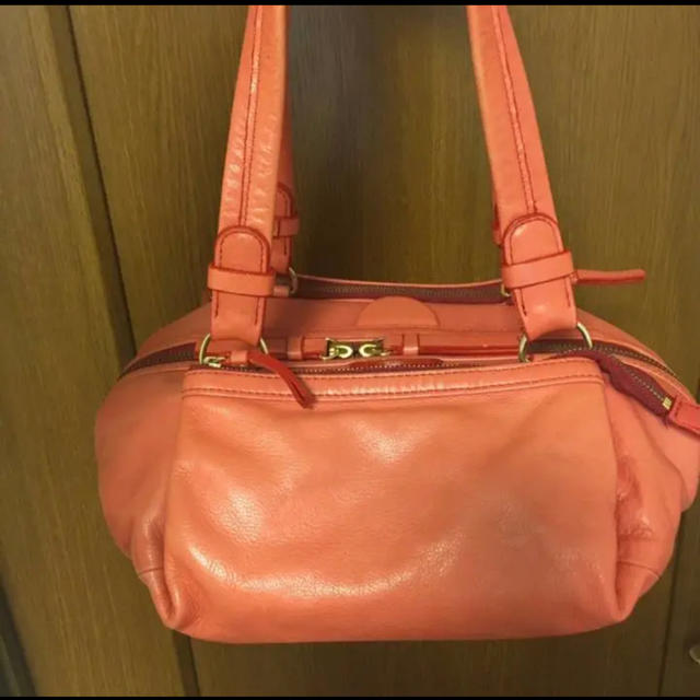 i ro se(イロセ)の【美品】irose レザーbag （ピンク）マチたっぷり ポケット豊富 レディースのバッグ(ハンドバッグ)の商品写真