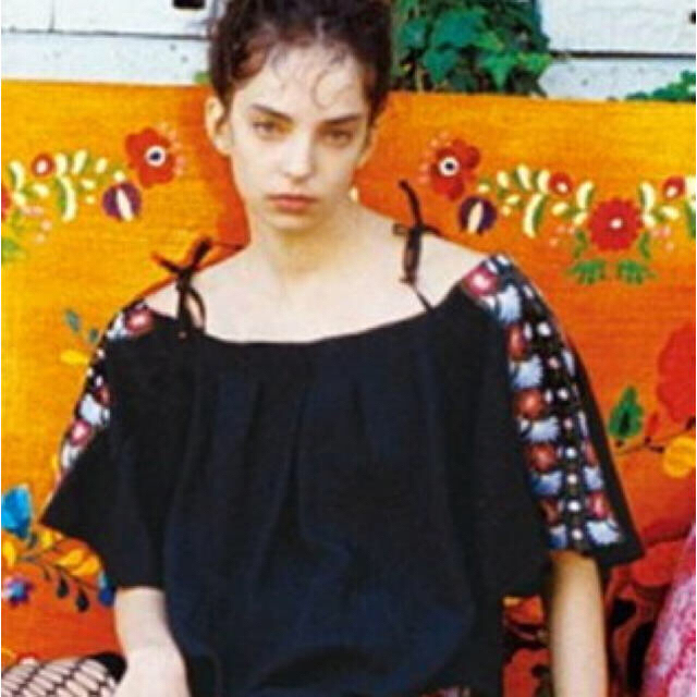 Lily Brown(リリーブラウン)のリリーブラウン 刺繍 オフショル トップス 新品 レディースのトップス(カットソー(半袖/袖なし))の商品写真