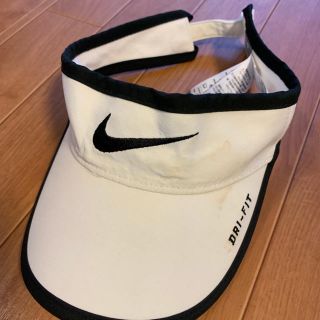 ナイキ(NIKE)のナイキ サンバイザー 白(サンバイザー)