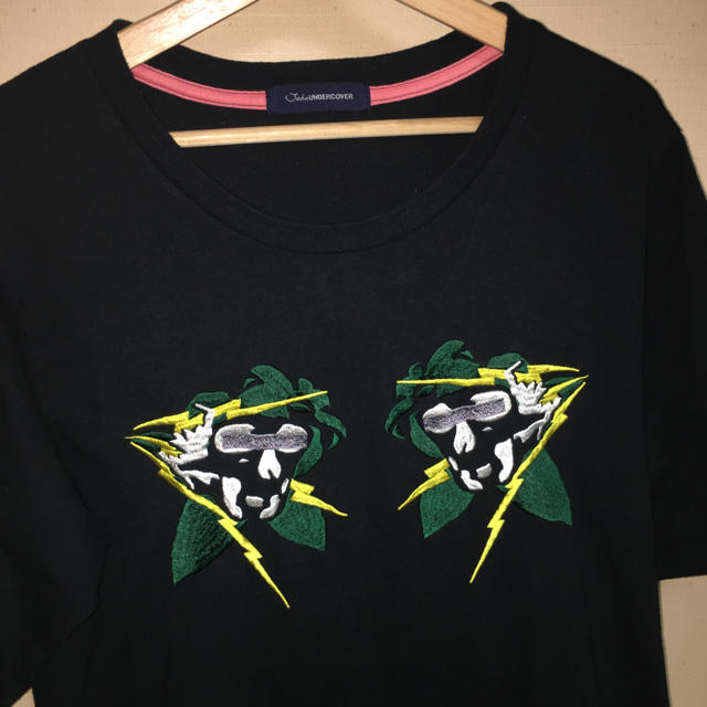 UNDERCOVER(アンダーカバー)のJohn UNDERCOVERスカル刺繍Tシャツ メンズのトップス(Tシャツ/カットソー(半袖/袖なし))の商品写真