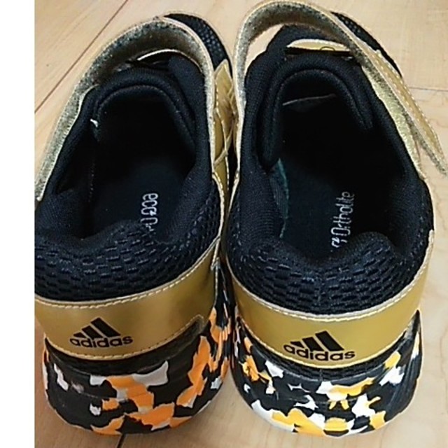 adidas(アディダス)のアディダススニーカー　22.5cm キッズ/ベビー/マタニティのキッズ靴/シューズ(15cm~)(スニーカー)の商品写真