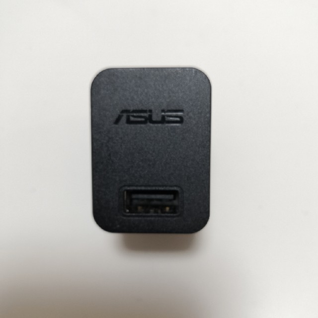 ASUS(エイスース)のUSB ACアダプタ ASUS スマホ/家電/カメラのスマートフォン/携帯電話(バッテリー/充電器)の商品写真