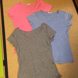 ジーユー(GU)のGU♡Vネックカットソー グレーのみ(Tシャツ(半袖/袖なし))