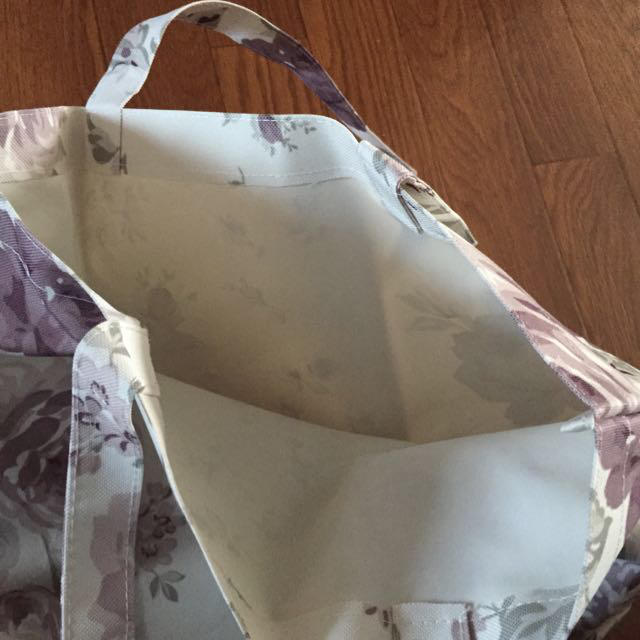 LAURA ASHLEY(ローラアシュレイ)のローラアシュレイ ローズ柄ビッグトート レディースのバッグ(トートバッグ)の商品写真