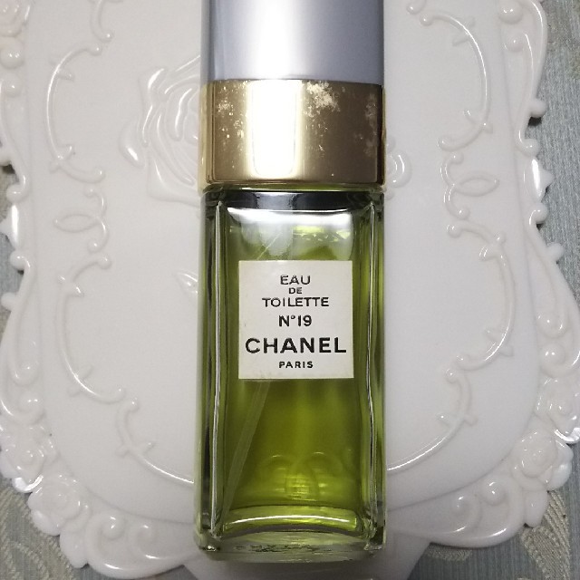 CHANEL(シャネル)のCHANEL シャネル No.19オードトワレ 100ミリ スプレー コスメ/美容のベースメイク/化粧品(化粧下地)の商品写真