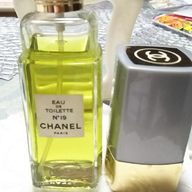 CHANEL(シャネル)のCHANEL シャネル No.19オードトワレ 100ミリ スプレー コスメ/美容のベースメイク/化粧品(化粧下地)の商品写真