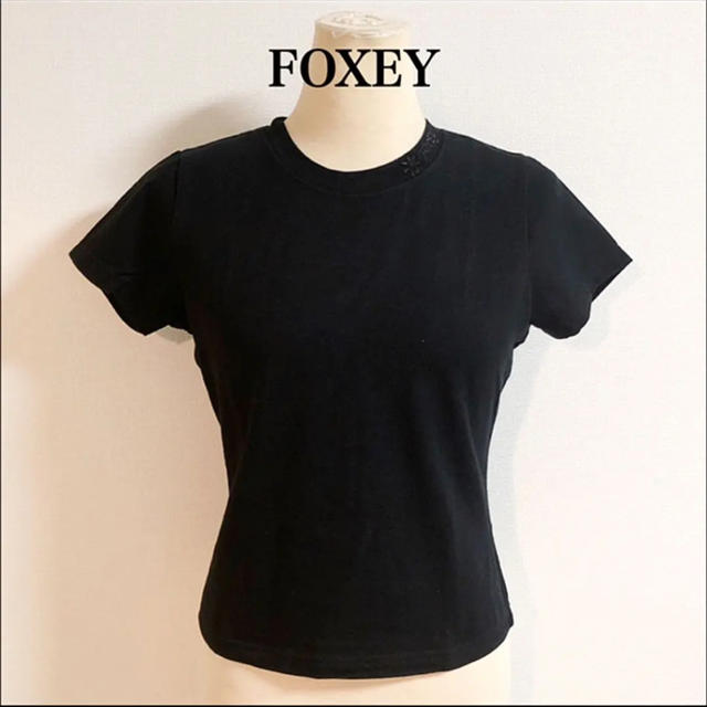 FOXEY(フォクシー)のFOXEY フォクシー Tシャツ ストーン ビジュー ロゴ 黒 シンプル  レディースのトップス(Tシャツ(半袖/袖なし))の商品写真