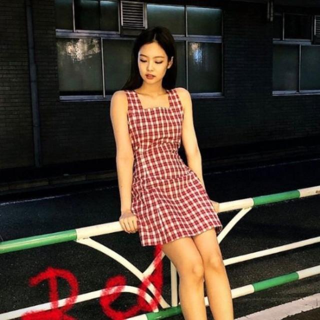 【おまとめSALE】BLACKPINK jennie ジェニー着用 ワンピース エンタメ/ホビーのタレントグッズ(アイドルグッズ)の商品写真