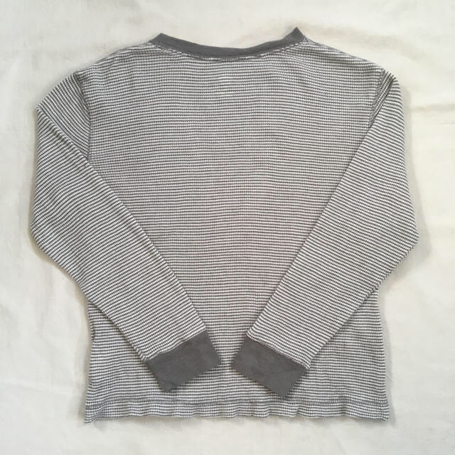 Old Navy(オールドネイビー)のUSED OLD NAVYユニセックス ワッフル素材 長袖Tシャツ130㎝サイズ キッズ/ベビー/マタニティのキッズ/ベビー/マタニティ その他(その他)の商品写真