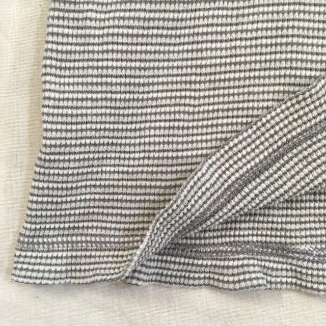 Old Navy(オールドネイビー)のUSED OLD NAVYユニセックス ワッフル素材 長袖Tシャツ130㎝サイズ キッズ/ベビー/マタニティのキッズ/ベビー/マタニティ その他(その他)の商品写真