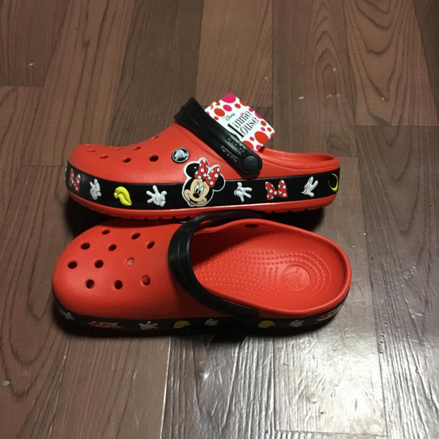 crocs(クロックス)のクロックス 25cm ミニーマウス サンダル レッド ミニー リボン 手袋 レディースの靴/シューズ(サンダル)の商品写真