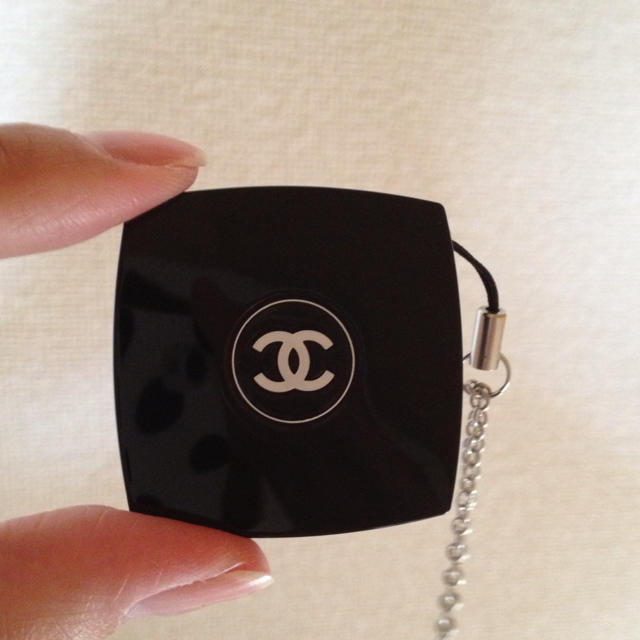 CHANEL(シャネル)のCHANEL ミラーストラップ スマホ/家電/カメラのスマホアクセサリー(ストラップ/イヤホンジャック)の商品写真