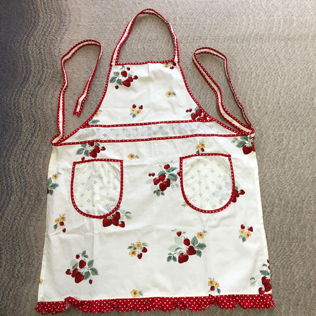 LAURA ASHLEY(ローラアシュレイ)のLAURA  ASHLEY  🍓エプロン🍓 インテリア/住まい/日用品のキッチン/食器(収納/キッチン雑貨)の商品写真