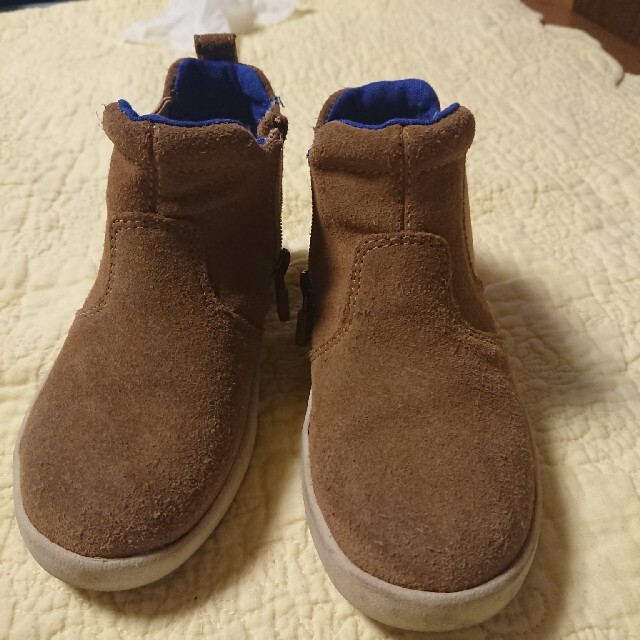 UGG(アグ)のUGG アグ　ブーツ　キッズ キッズ/ベビー/マタニティのキッズ靴/シューズ(15cm~)(ブーツ)の商品写真