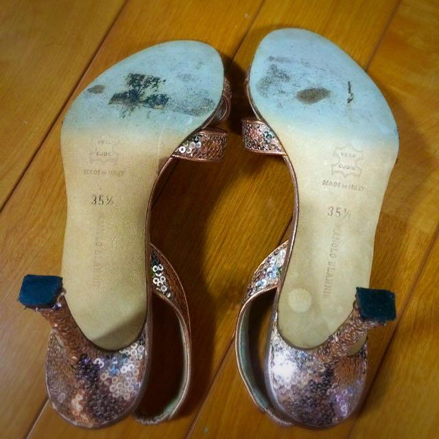 MANOLO BLAHNIK(マノロブラニク)のマノロ♡ピンクグリッターミュール レディースの靴/シューズ(サンダル)の商品写真