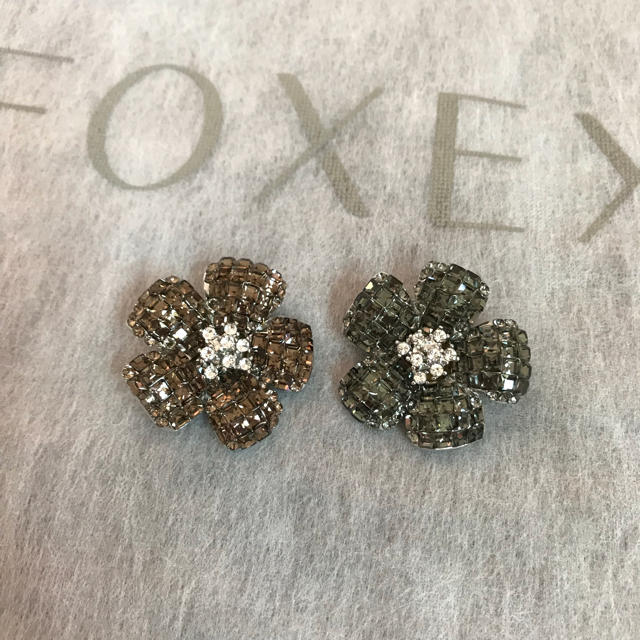 FOXEY(フォクシー)の新品未使用♡ フォクシー 定番 お花ブローチ レディースのアクセサリー(ブローチ/コサージュ)の商品写真