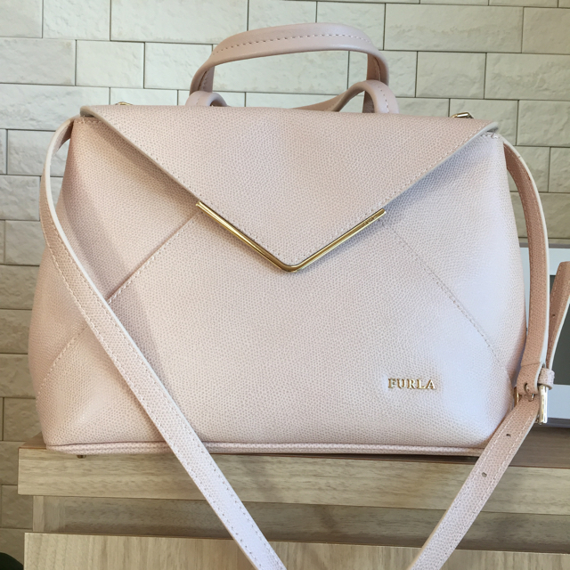 Furla(フルラ)のレター型ハンドバック レディースのバッグ(ハンドバッグ)の商品写真