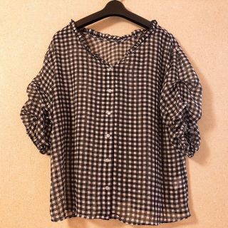 アベイル(Avail)のVネックギンガムチェックトップス(シャツ/ブラウス(半袖/袖なし))