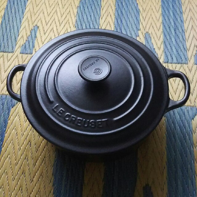 LE CREUSET(ルクルーゼ)のルクルーゼ ココットロンド20センチ ブラック インテリア/住まい/日用品のキッチン/食器(鍋/フライパン)の商品写真