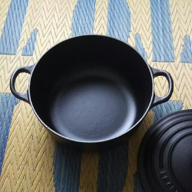 LE CREUSET(ルクルーゼ)のルクルーゼ ココットロンド20センチ ブラック インテリア/住まい/日用品のキッチン/食器(鍋/フライパン)の商品写真