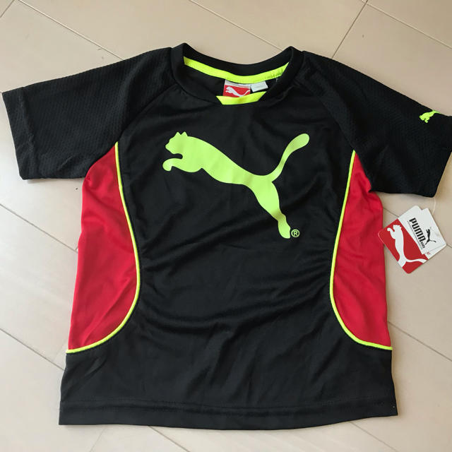 PUMA(プーマ)の【新品】PUMA プーマ 差し色がカッコいいTシャツ 3T 100 キッズ/ベビー/マタニティのキッズ服男の子用(90cm~)(Tシャツ/カットソー)の商品写真