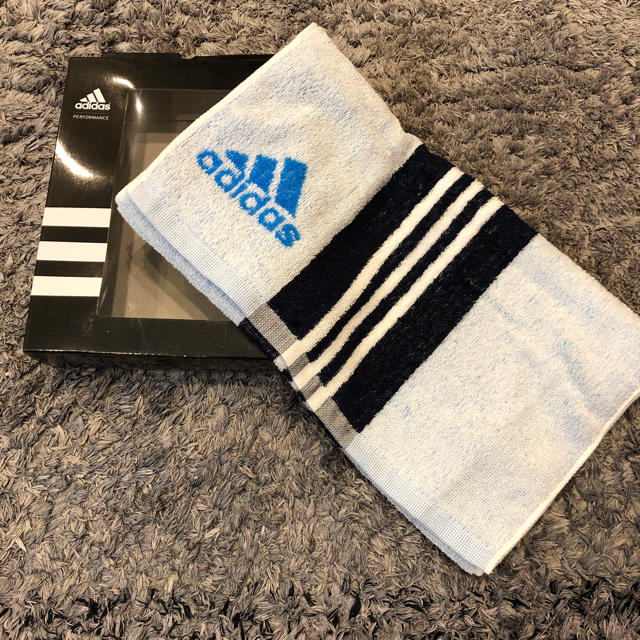 adidas(アディダス)の新品 未使用 アディダス フェイスタオル ホワイト ブルー 34×80センチ インテリア/住まい/日用品の日用品/生活雑貨/旅行(タオル/バス用品)の商品写真