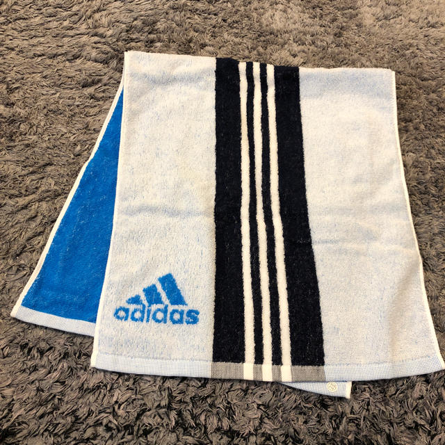 adidas(アディダス)の新品 未使用 アディダス フェイスタオル ホワイト ブルー 34×80センチ インテリア/住まい/日用品の日用品/生活雑貨/旅行(タオル/バス用品)の商品写真