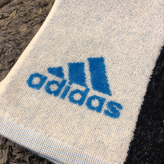 adidas(アディダス)の新品 未使用 アディダス フェイスタオル ホワイト ブルー 34×80センチ インテリア/住まい/日用品の日用品/生活雑貨/旅行(タオル/バス用品)の商品写真