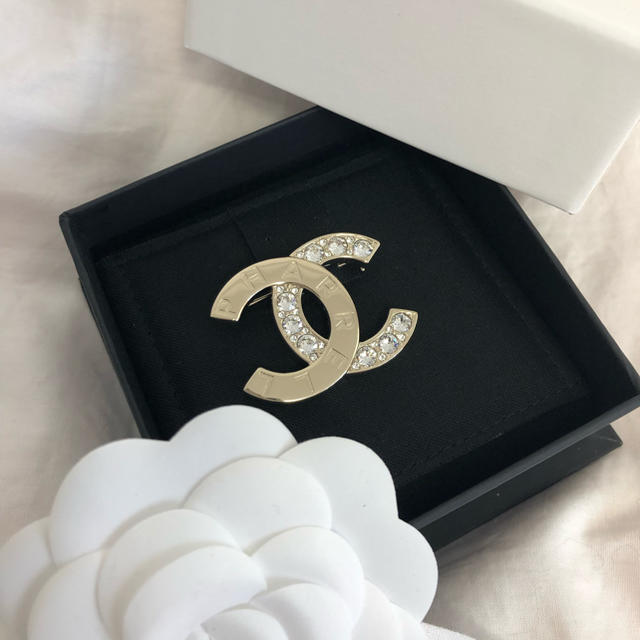 CHANEL(シャネル)のCHANEL ×ファレル コラボ限定ブローチ レディースのアクセサリー(ブローチ/コサージュ)の商品写真