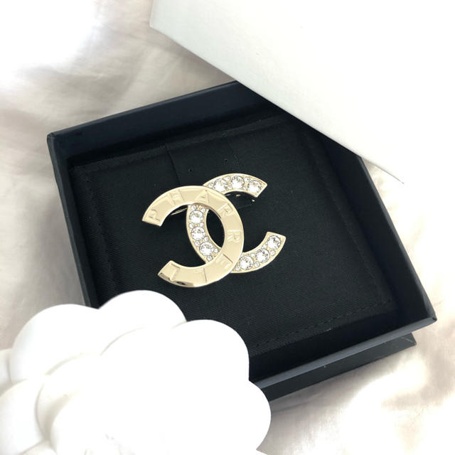 CHANEL(シャネル)のCHANEL ×ファレル コラボ限定ブローチ レディースのアクセサリー(ブローチ/コサージュ)の商品写真