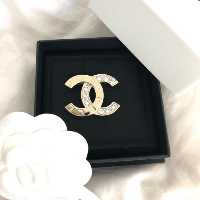 CHANEL(シャネル)のCHANEL ×ファレル コラボ限定ブローチ レディースのアクセサリー(ブローチ/コサージュ)の商品写真