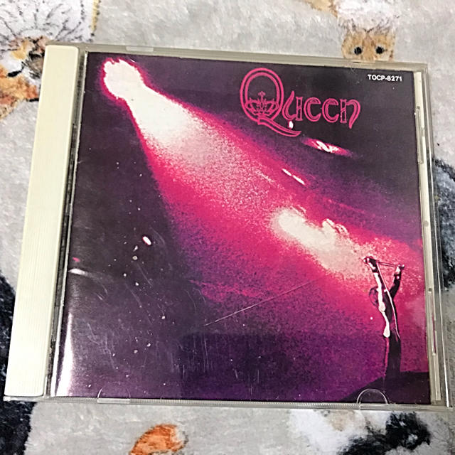 QueenのCDファーストアルバム[戦慄の女王]。中古品。 エンタメ/ホビーのCD(ポップス/ロック(洋楽))の商品写真