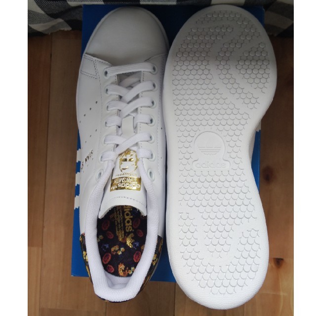 adidas(アディダス)の【新品】adidasスタンスミス花柄（22.5cm） レディースの靴/シューズ(スニーカー)の商品写真