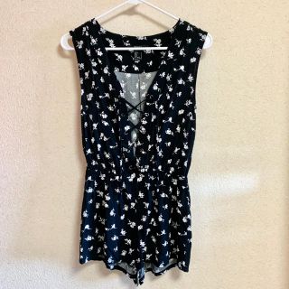 フォーエバートゥエンティーワン(FOREVER 21)のForever 21 ロンパース 花柄 黒白(オールインワン)