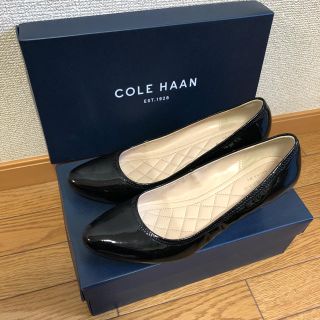 コールハーン(Cole Haan)のCOLE HAAN ブラックエナメルパンプス 7.5B(ハイヒール/パンプス)