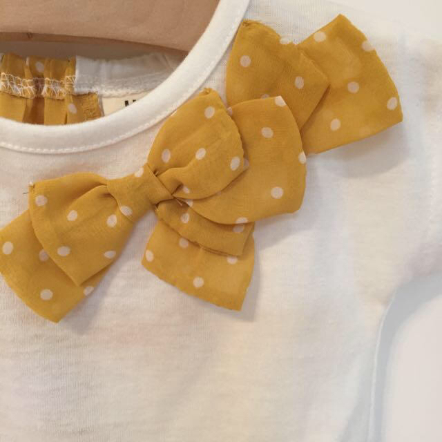 JUNK STORE(ジャンクストアー)の黄色りぼんトップス と ワンピース キッズ/ベビー/マタニティのベビー服(~85cm)(Ｔシャツ)の商品写真