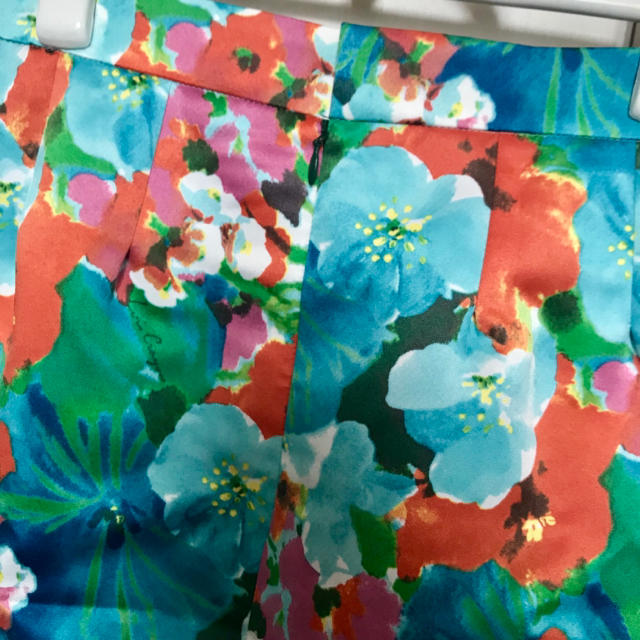 Lois CRAYON(ロイスクレヨン)の美品☆ロイスクレヨン  水彩フラワースカート 花柄スカート 台形スカート レディースのスカート(ひざ丈スカート)の商品写真